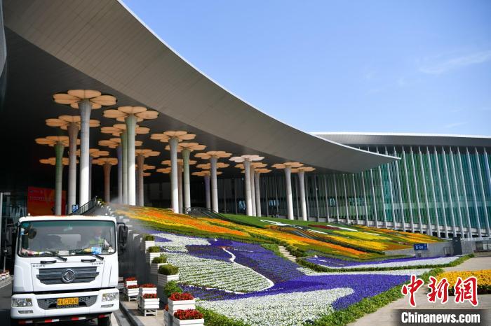 第五屆進(jìn)博會(huì)場(chǎng)館景觀裝飾全面定妝?！￡悏?mèng)澤 攝